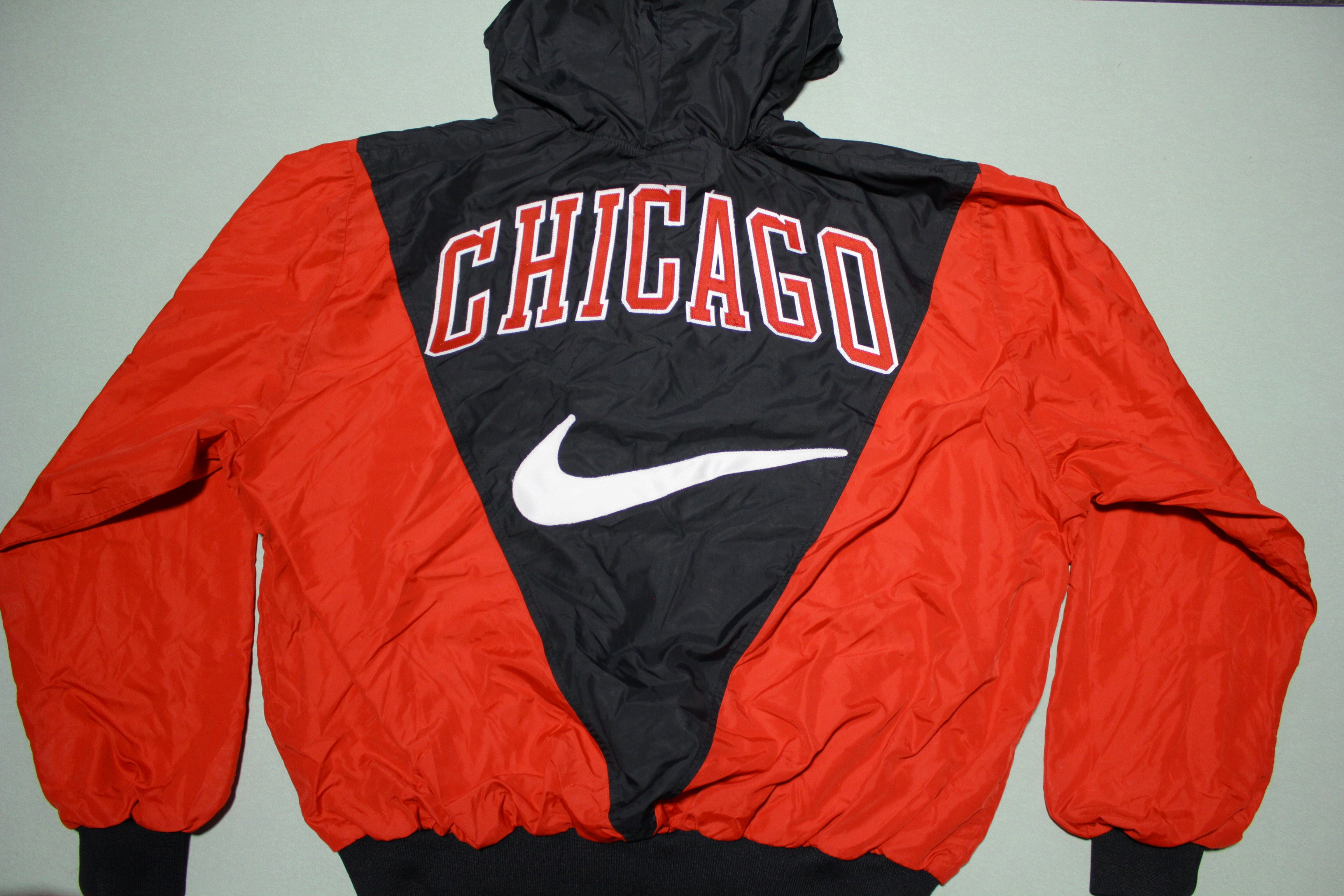 Chicago Bulls Vintage 90 s Custom Made Nike Windbreaker Pullover Hoodi thefuzzyfelt