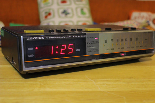 Lloyd's Vintage FM/AM Dual Alarm Calendar Clock J259 1980s