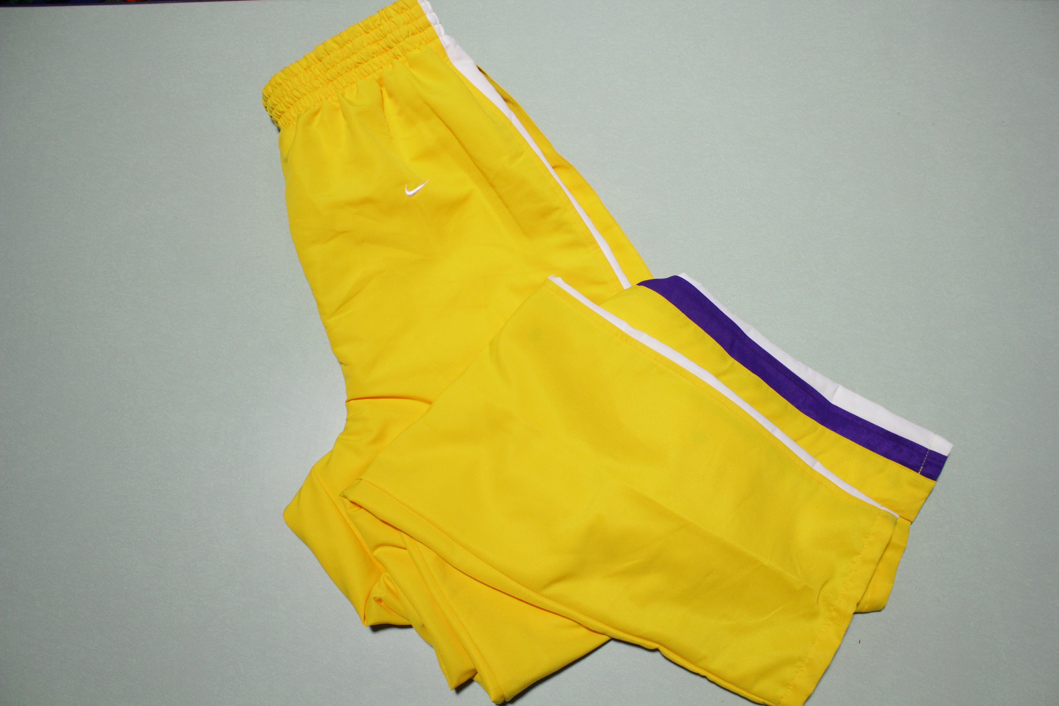 Nike lakers warm up pants best sale