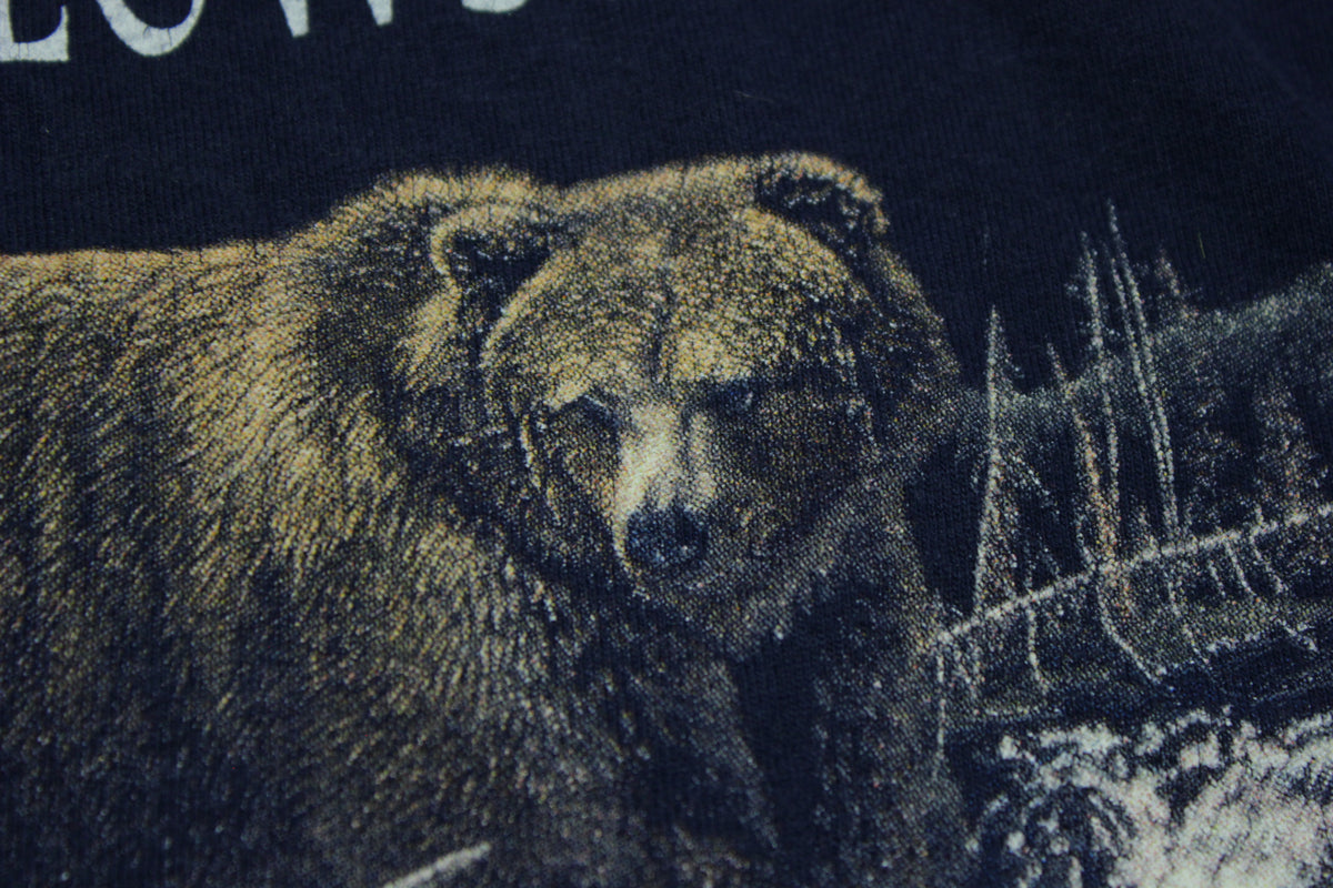 Yellowstone National Park Grizzly Bear Habitat Scene Vintage 90s USA T-Shirt