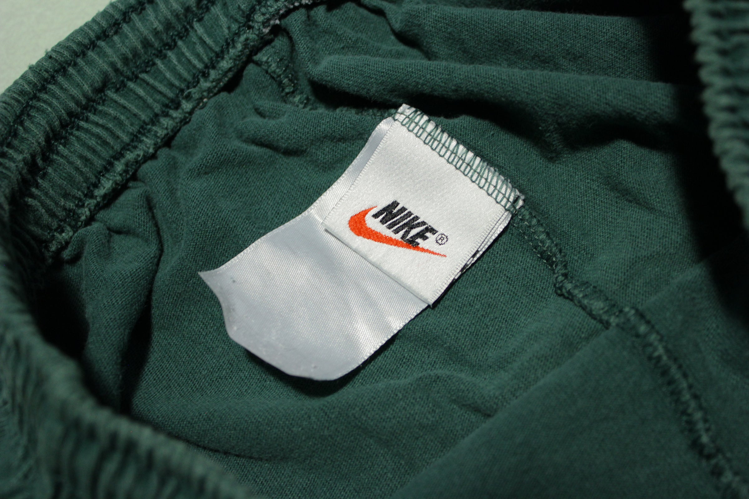 Verplicht Profeet Voornaamwoord Nike Vintage 90s Green Swoosh White Tag Gym Track Shorts – thefuzzyfelt